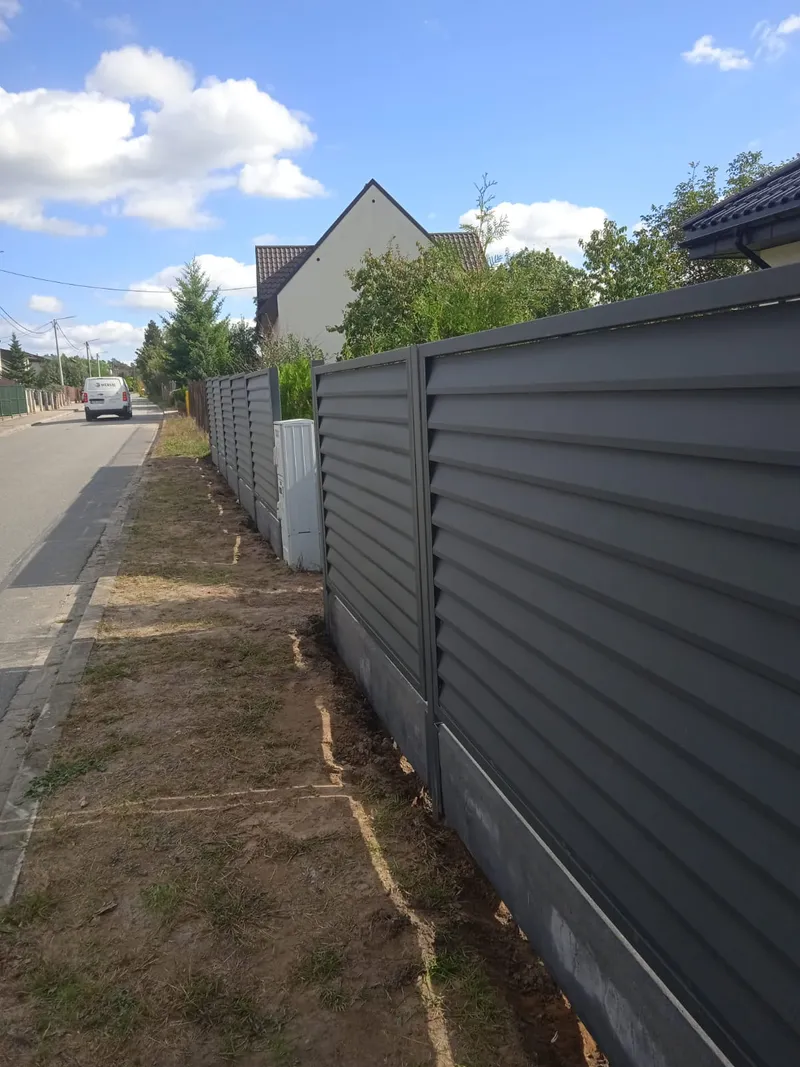 Ogrodzenie z wypełnieniem poziomym antracyt grafit – widok po montażu – Wieluń