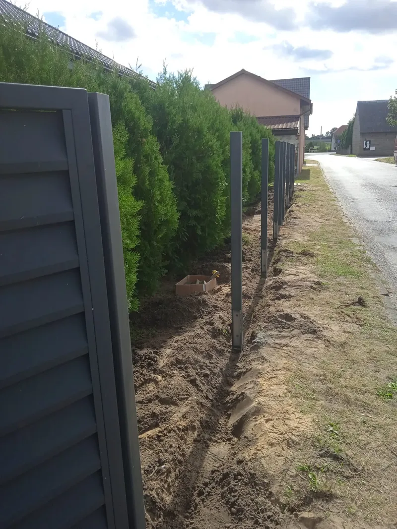 Montaż słupków stalowych pod ogrodzenie panelowe z wypełnieniem poziomym – Wieluń