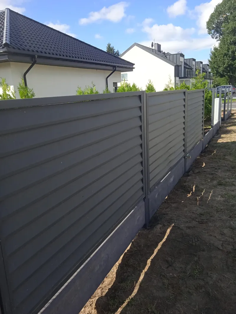 Ogrodzenie panelowe z wypełnieniem poziomym antracyt – widok po montażu – Wieluń