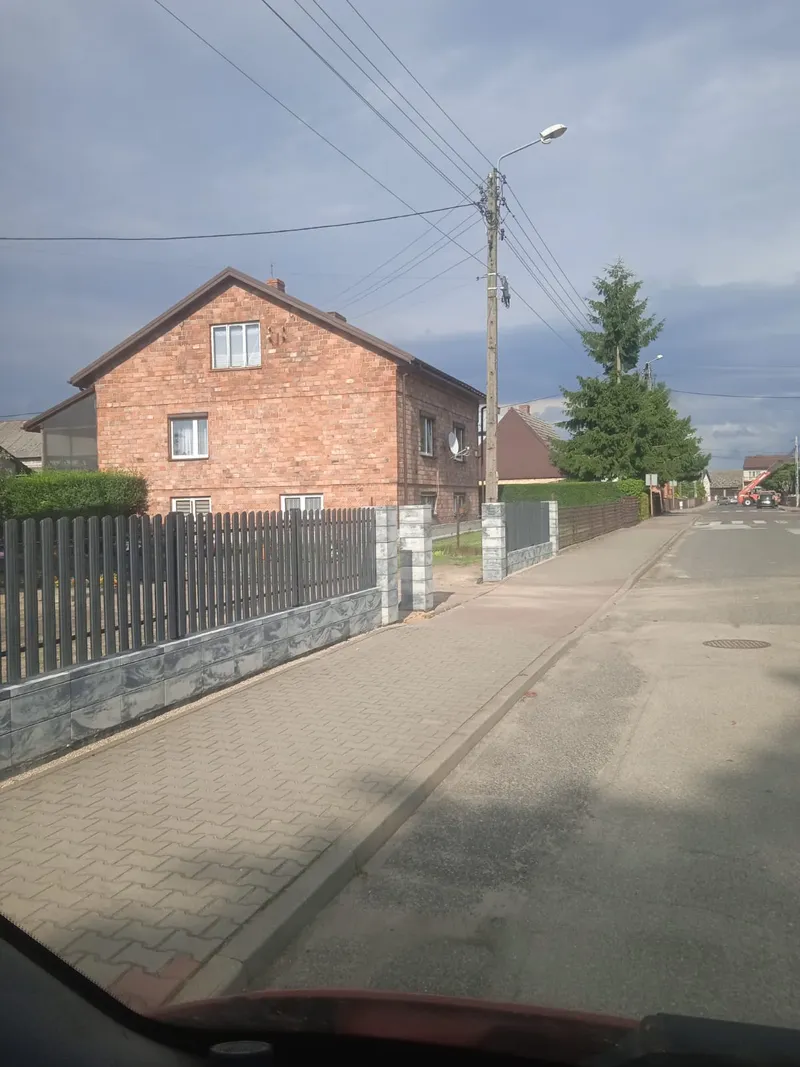 Ogrodzenie balustradowe grafitowe z murowanymi słupkami i podmurówką – realizacja Wieluń