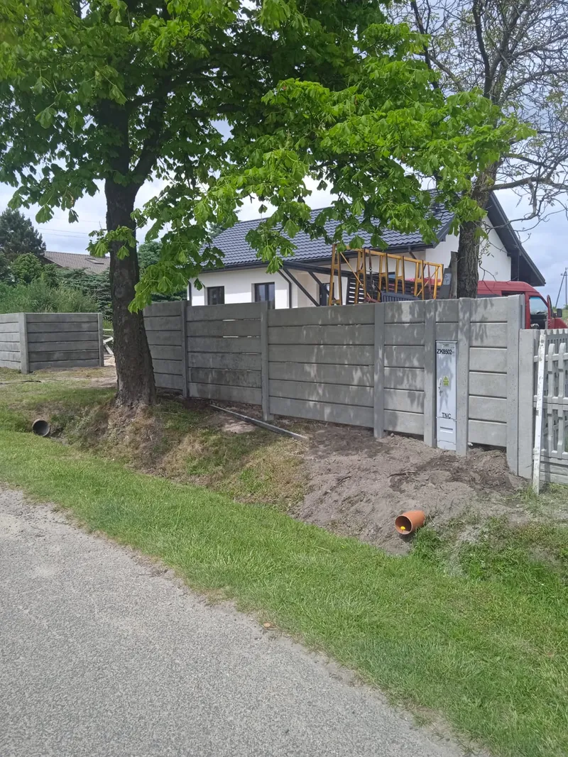 Ogrodzenie betonowe systemowe z wypełnieniem poziomym szarym – montaż Wieluń
