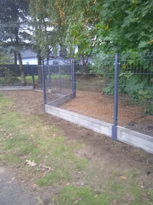 Ogrodzenie panelowe antracyt z podmurówką betonową i furtką - montaż Wieluń