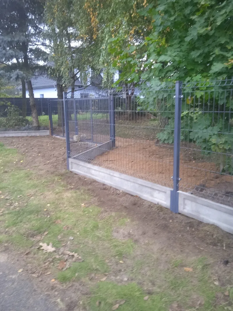Ogrodzenie panelowe 3D antracyt z furtką stalową i podmurówką betonową – realizacja Wieluń