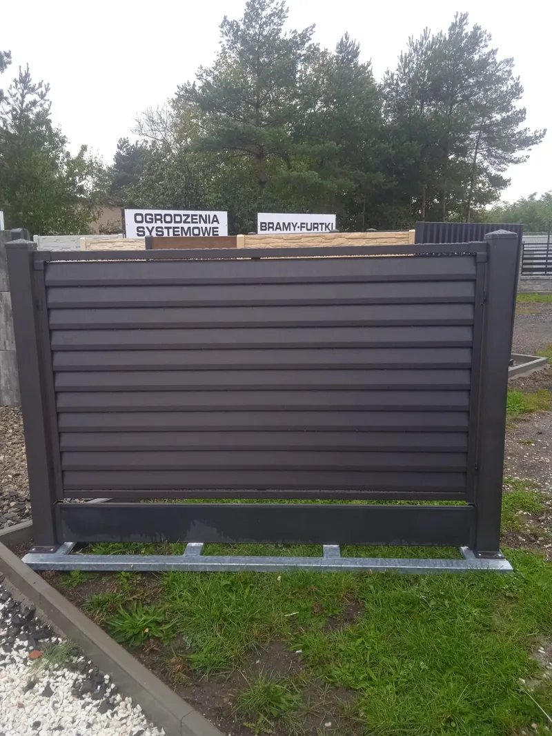 Panel ogrodzeniowy z wypełnieniem poziomym antracyt – system ogrodzeniowy New Time Wieluń