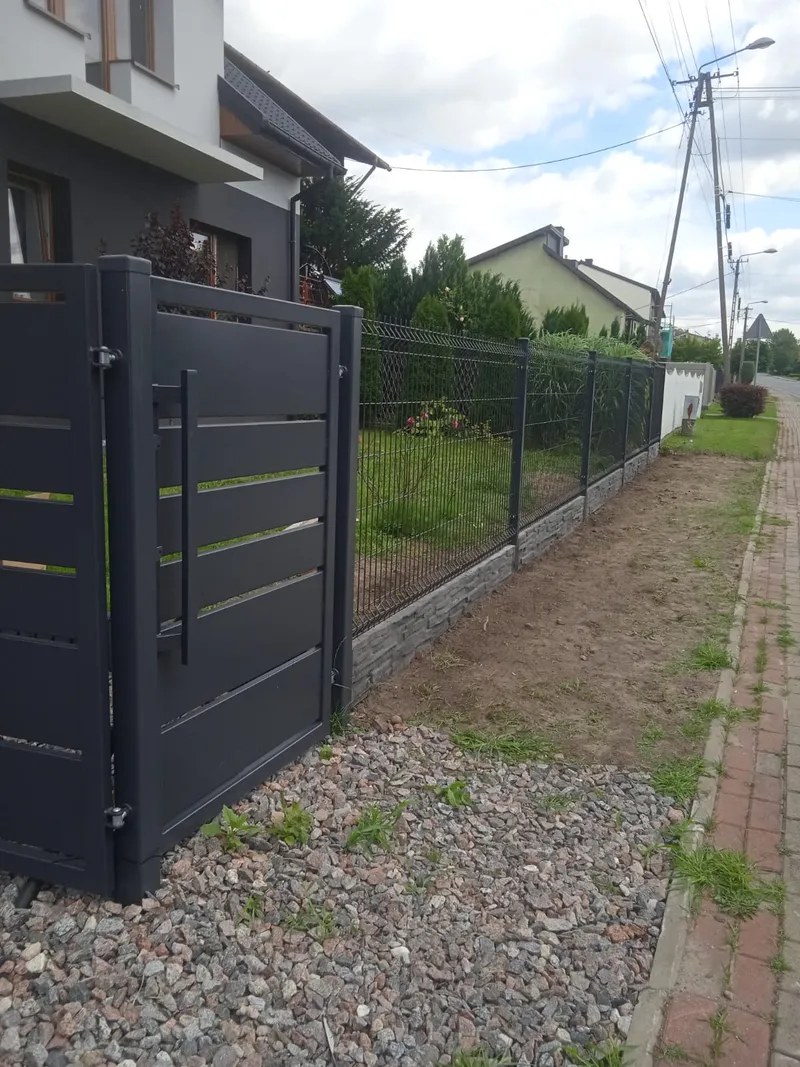 Furtka antracyt z ogrodzeniem panelowym z podmurówką betonową – realizacja New Time Wieluń