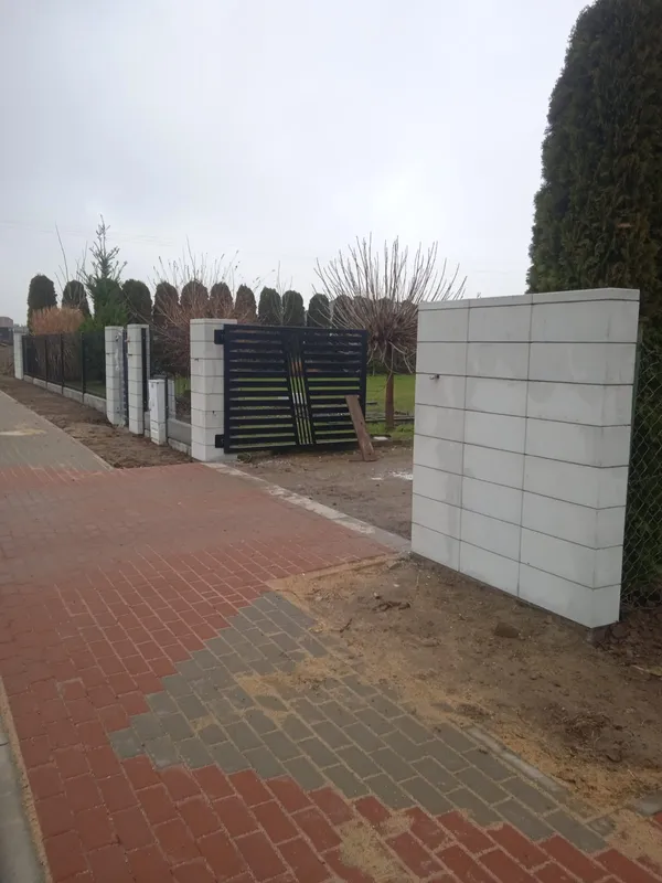Ogrodzenie panelowe z murowanymi słupkami betonowymi i automatyką bramową - Wieluń