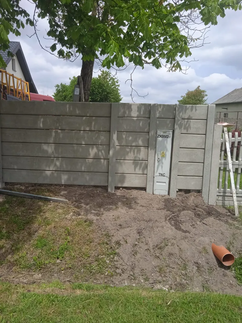 Ogrodzenie betonowe systemowe z podmurówką szarą – etap montażu – New Time Wieluń