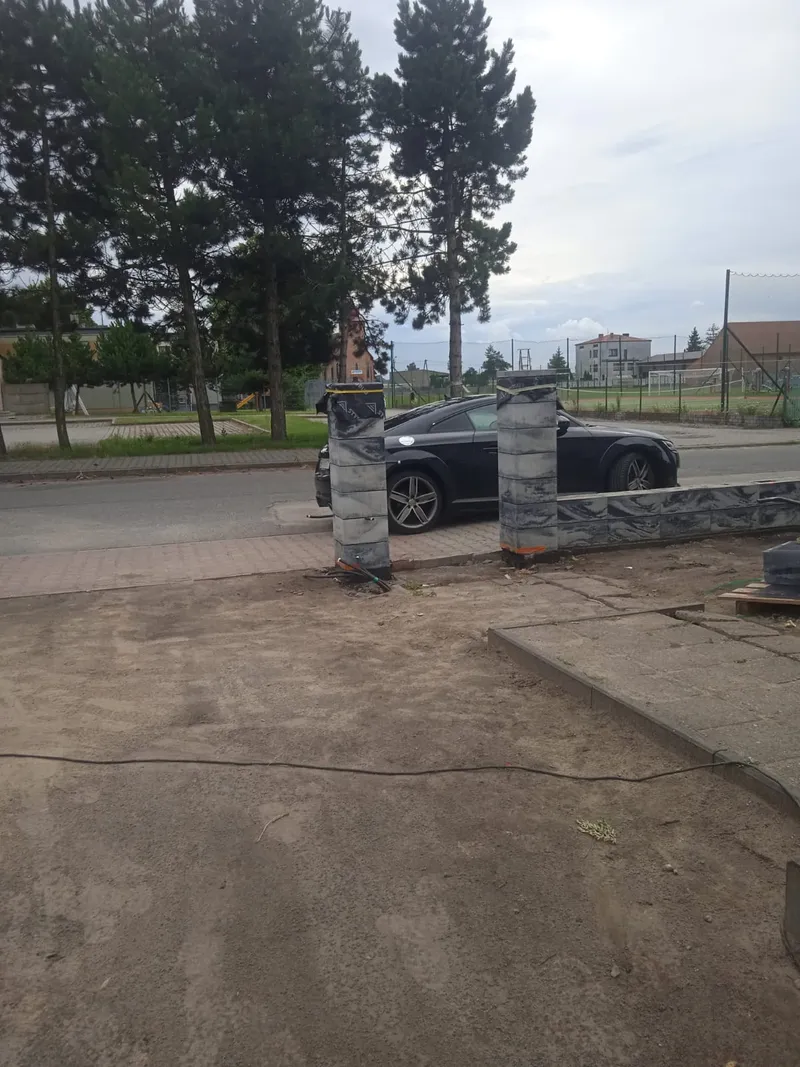 Montaż murowanych słupków betonowych pod ogrodzenie balustradowe – New Time Wieluń