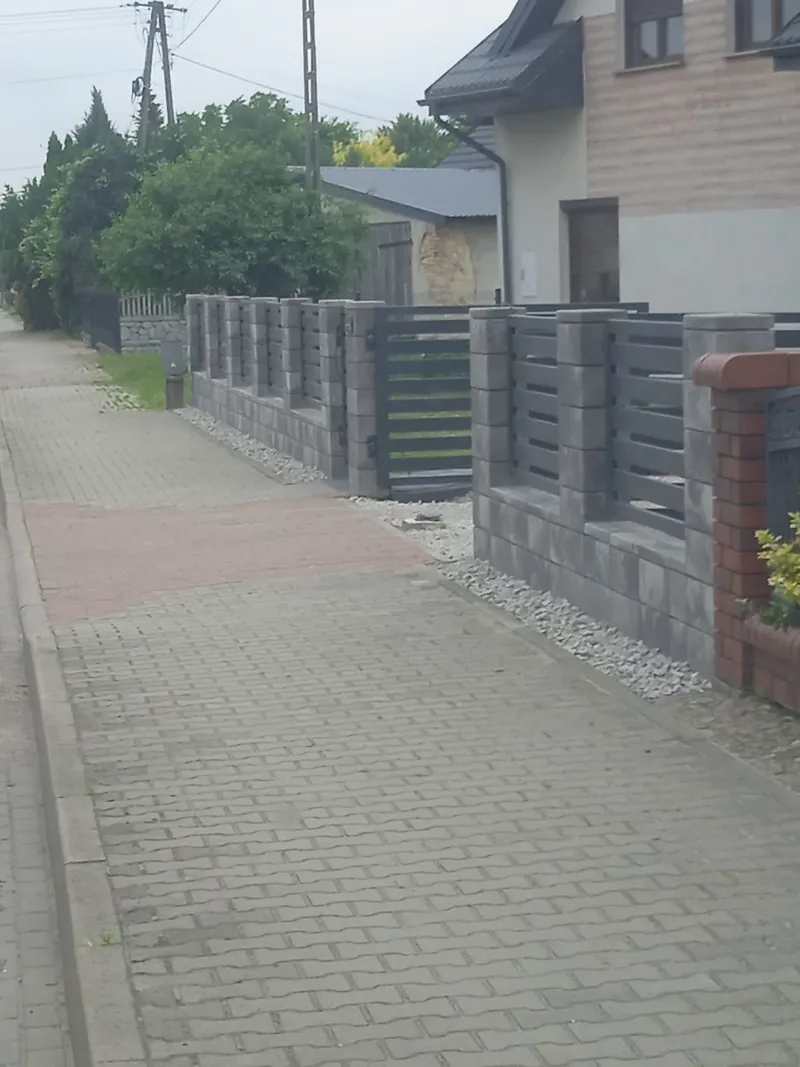 Ogrodzenie balustradowe grafitowe z furtką i podmurówką betonową – realizacja Wieluń