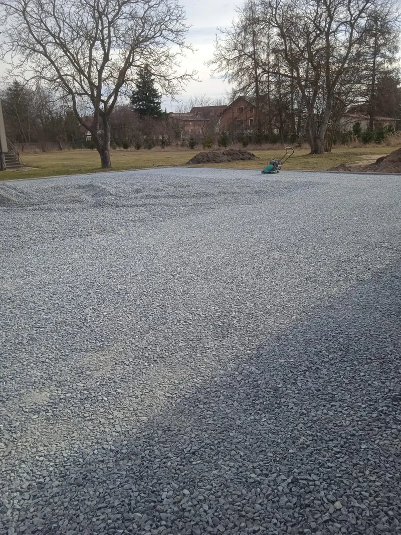 Utwardzenie terenu żwirem – przygotowanie podjazdu lub parkingu – New Time Wieluń