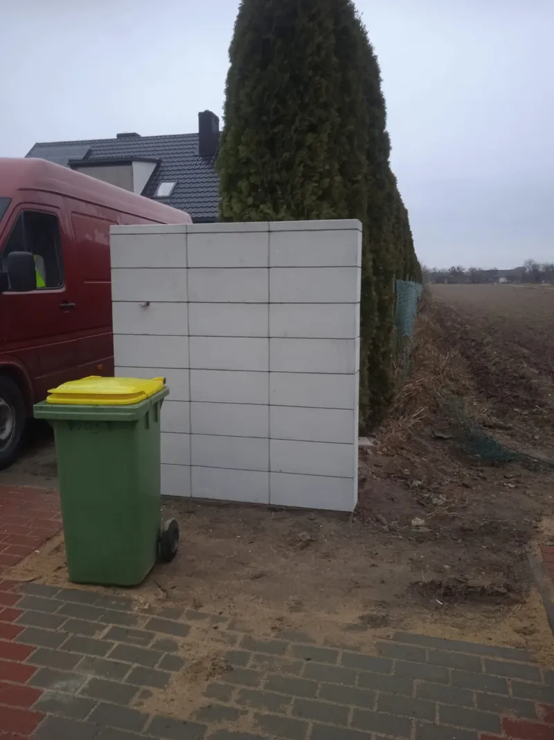 Budowa słupka murowanego pod ogrodzenie – etap montażu – New Time Wieluń